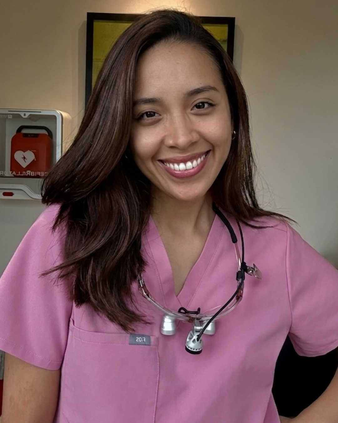 Sheryl Mondorf sonriendo en su consulta dental